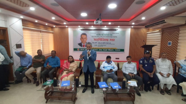 Shaikh Rabiul Alam speaks during an exchange-of-views meeting at the Pabna Circuit House. Photo: Star