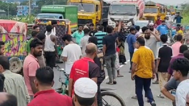 The blockade began around 11:30am near the REB power substation in the Jamurki area. Photo: Star