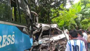 The ambulance was returning to Santhia with the body when it was hit head-on by a Pabna-bound Pabna Express bus in the Soradangi area of Ataikula in Pabna Sadar upazila. Photo: Collected