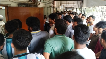 Prof Aynul forced out of JnU office.jpg