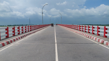 Built by the Local Government Engineering Department (LGED), the 850-metre bridge connects Kakina in Kaliganj upazila of Lalmonirhat with Mahipur in Gangachara upazila of Rangpur. Photo: Star