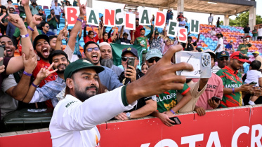 Miraz with fans.jpg