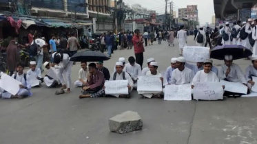 Protesters were seen carrying banners and festoons, including one that read, “Foot overbridges must be constructed immediately.” Photo: Collected