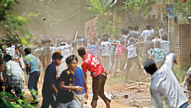 FILE PHOTO: Students of Chittagong University rush inside the campus through Gate No-2 to take shelter as locals hurl brickbats at them during fresh clashes on August 31 last year, after an overnight confrontation. Photo: Rajib Raihan