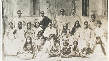 4_Fathers_Family_At_Home_in_Dhaka_cropped.jpg