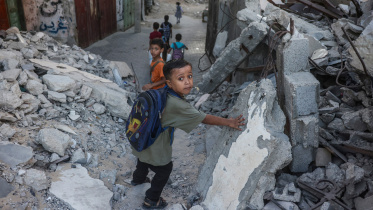 Palestinian-children-walk-school.jpg