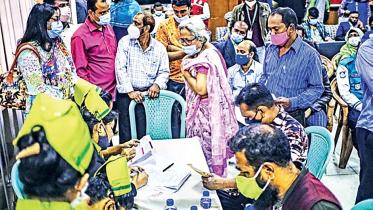 People-crowding-the-vaccination.jpg
