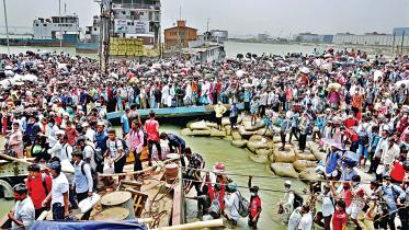 People-crowd-the-pontoon.jpg