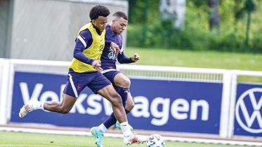 France-star-Kylian-Mbappe-vies.jpg