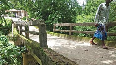 Broken-bridge-Moulvibazars-Srimangal.jpg