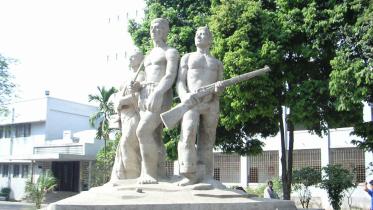 Aparajeyo_Bangla_statue.jpg
