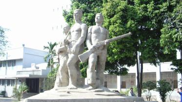 Aparajeyo_Bangla_statue.jpg
