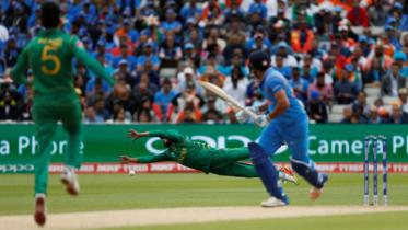 Azhar Ali dives.jpg