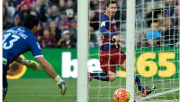 Barcelona-Messi-award.jpg