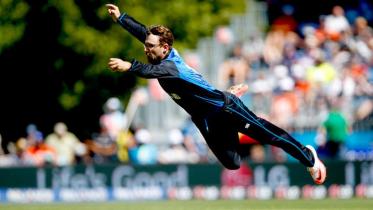 Daniel Vettori in action 