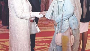 hasina meets queen.jpg