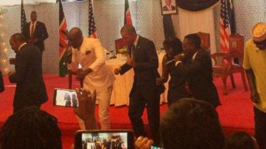 HT_barack_obama_dancingWB.jpg