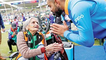 kohli meets fan.jpg