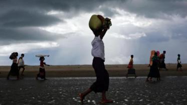 Rohingyas marching into Bangladesh