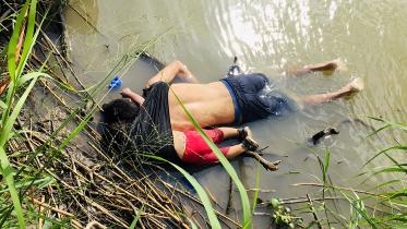 Salvadoran migrant Oscar Alberto Martinez Ramirez and his daughter Valeria.jpg