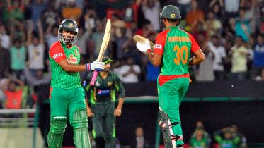 Bangladesh opener Tamim Iqbal acknowledges spectators' applause on reaching his 50