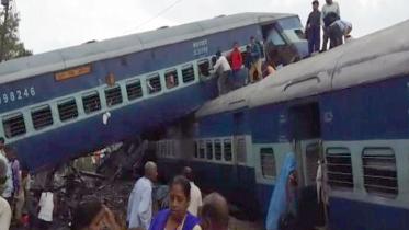 train-derailed.jpg