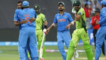 younis-khan-out_1.jpg