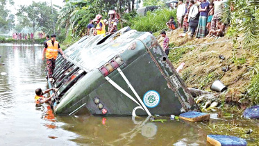 bus-turned-turtle-in-a-roadside-ditch.jpg