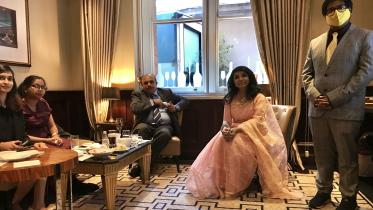 muna_in_taj.jpg