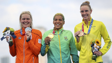 2021-08-04t002736z_389431489_sp1eh84019y8k_rtrmadp_3_olympics-2020-ows-w-10km-medal_1.jpg