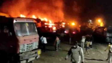 benapole_photo_-12_trucks_of_raw_cotton_fire_in_gutted_-07.11.21.jpg