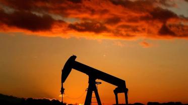oil-rises-as-tight-market.jpg