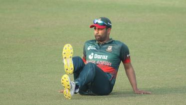 tamim_boshe_ache_eka_eka.jpg