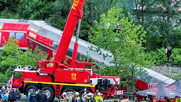train_derails_1.jpg