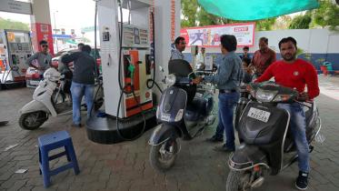 indias-gas-oil.jpg