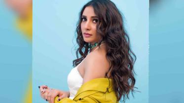 Subhashree Ganguly trolled for poor English 