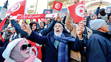 hundreds-of-tunisians.jpg