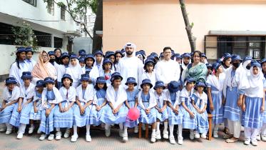 emirates_area_manager-bangladesh_mohamed_al_hammadi_with_the_children_of_the_dhaka_ahsania_mohila_mission_orphanage-27.3.23-1.jpg