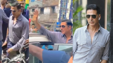 What is Akshay Kumar doing at Jama Masjid?