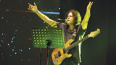 James rocks Dallas in huge concert 