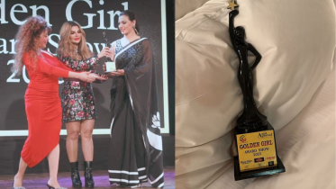 Barsha receives award from Rakhi Sawant in Mumbai 