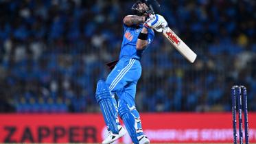 kohli_catch_dropped.jpg