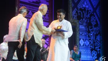 Korvi Rakshand receives the award. Photo: JAAGO Foundation