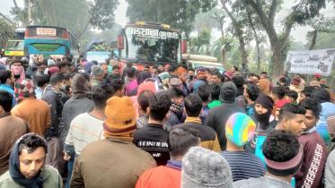 spinning mill workers' demo, Dhaka-Aricha Highway