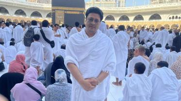 Ferdous performs Umrah, shares picture from Makkah