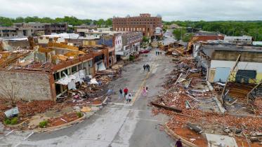 dozens_of_tornadoes_plow_central_us.jpg