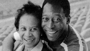 Pele_with_mother.jpg
