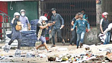 clash between the protesters and police aided by ruling party men