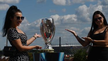 afp_20240810_36bx2ex_v1_preview_fbleursupercup2024trophy_1.jpg