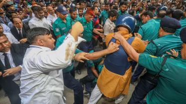 The situation has escalated to the point where physical attacks on accused individuals in court premises have become more frequent. Photo: Prothom Alo